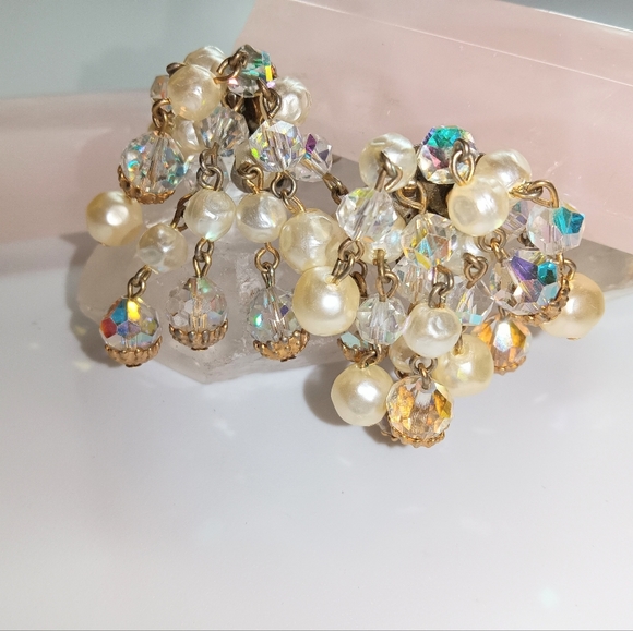 unbranded Jewelry - VINTAGE MCM Retro Aurora Borealis Pearl Bead Spray 2" Clip On Earrings
